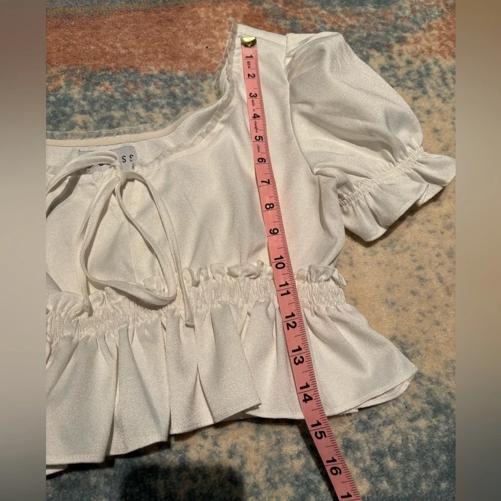 LIONESS small White Ruffled Crop Top tie front, puffy sleeves - Picture 5 of 8